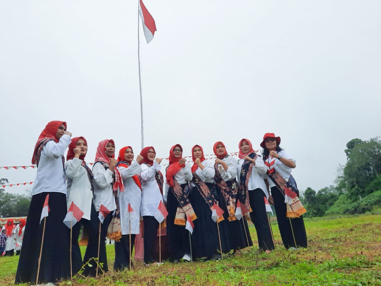 Bersama Yunelda Asra, Emak-emak Jorong IV Benteng Gelar Upacara Bendera HUT RI Ke-78